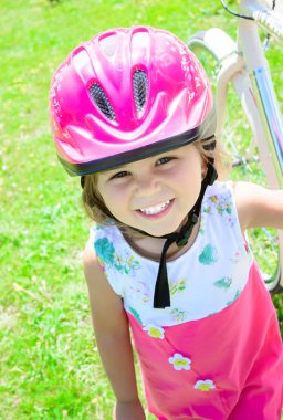 Bisiklet kasklı kız