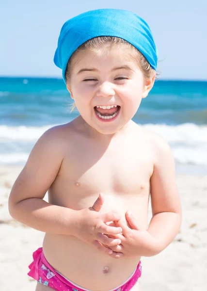 Meisje permanent op strand — Stockfoto