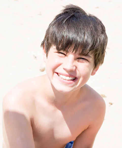 Junge lächelt am tropischen Strand — Stockfoto