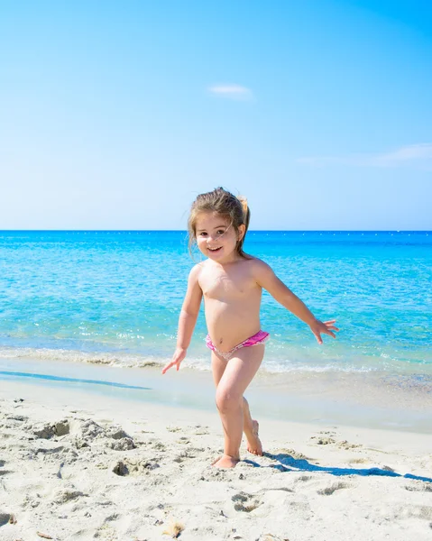 Küçük kız koşuyor