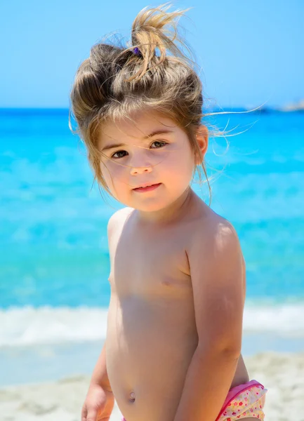 Chica sonriendo en la playa —  Fotos de Stock