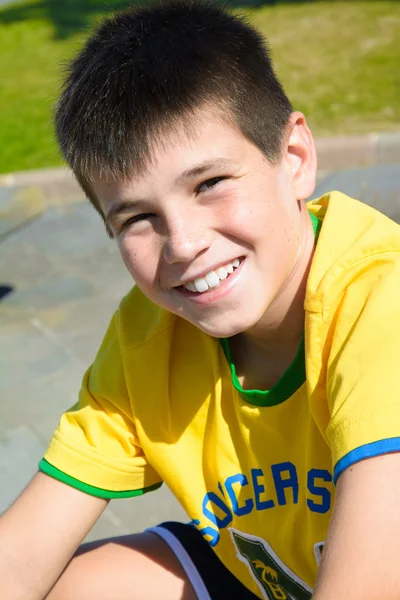 Niño sonriendo en parque —  Fotos de Stock