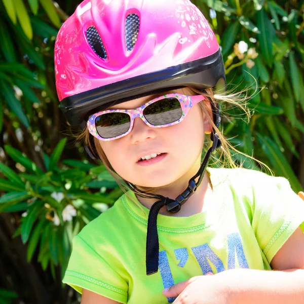Menina usando capacete — Fotografia de Stock