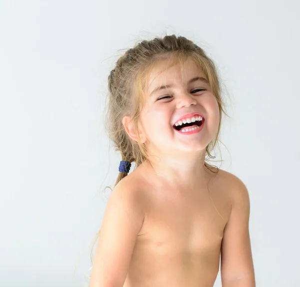 küçük kız gülümseyerek