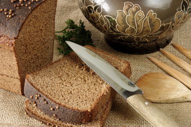 Tahtada dilimlenmiş ekmek..