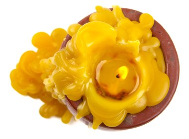 Yanan mum beyazda izole edilmiş.