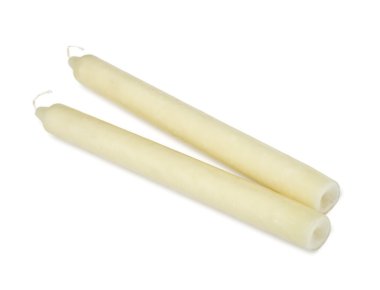 Beyaz arkaplanda izole edilmiş iki mum