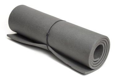 Kamp halısı beyazın üzerinde