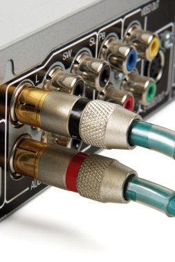 Beyaz arkaplanda ses kablosu ve yükseltici