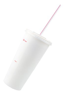 Beyaz izole saman ile tek kullanımlık fincan. Kırpma yolu dahil.