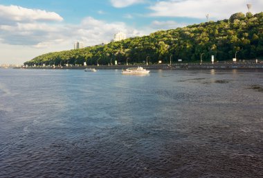 Dnipro Nehri ve Kiev şehir manzarası