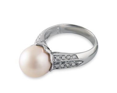 pembe inci ve parlak beyaz izole ile pahalı platin yüzük