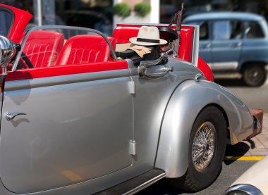 Gangster tarzı atributes ile Oldtimer araba