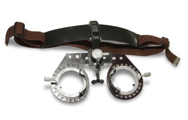 beyaz zemin üzerine eski dürbün