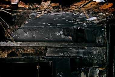 terk edilmiş evde yobaz