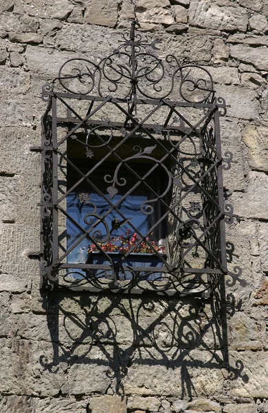 Ventana Del Castillo Con Flores — Foto de Stock