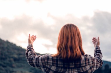 Ellerinizi kaldırın ve Tanrı 'ya dua edin, tövbe edin, dua edin, Hıristiyanlık yapın Tanrı için mücadele edin ve zafer kazanın.