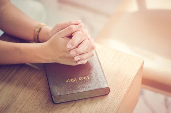 Seduto Con Preghiera Biblica Piegate Mani Nella Preghiera Biblica Spirituale — Foto Stock