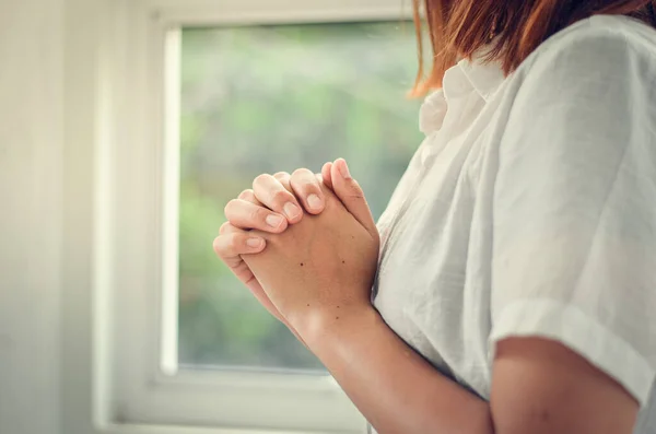 Chica Rezando Dios Las Mujeres Rezan Por Una Bendición Dios — Foto de Stock