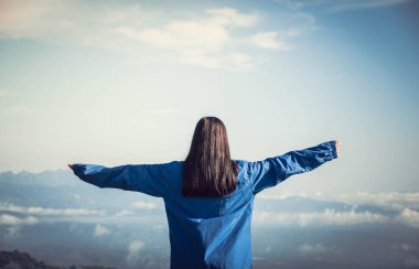 Ellerinizi kaldırın ve Tanrı 'ya dua edin, tövbe edin, dua edin, Hıristiyanlık yapın Tanrı için mücadele edin ve zafer kazanın.