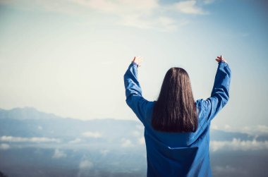 Ellerinizi kaldırın ve Tanrı 'ya dua edin, tövbe edin, dua edin, Hıristiyanlık yapın Tanrı için mücadele edin ve zafer kazanın.