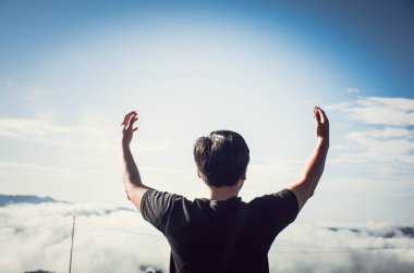 Ellerinizi kaldırın ve Tanrı 'ya dua edin, tövbe edin, dua edin, Hıristiyanlık yapın Tanrı için mücadele edin ve zafer kazanın.