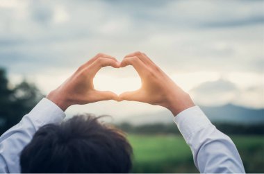 Kadınlar, sevgi ile el ele tutuşur. Sevgi dolu bir kalp şeklinde eller tarafından verilir..