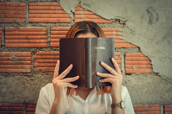 Een Jonge Christelijke Vrouw Sluit Haar Geschriften Lezen Studeren Haar — Stockfoto