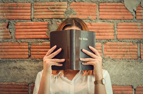 Een Jonge Christelijke Vrouw Sluit Haar Geschriften Lezen Studeren Haar — Stockfoto