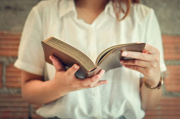 Een Jonge Christelijke Vrouw Sluit Haar Geschriften Lezen Studeren Haar — Stockfoto