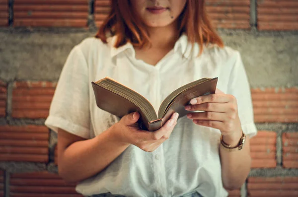 Een Jonge Christelijke Vrouw Sluit Haar Geschriften Lezen Studeren Haar — Stockfoto