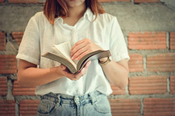 Een Jonge Christelijke Vrouw Sluit Haar Geschriften Lezen Studeren Haar — Stockfoto