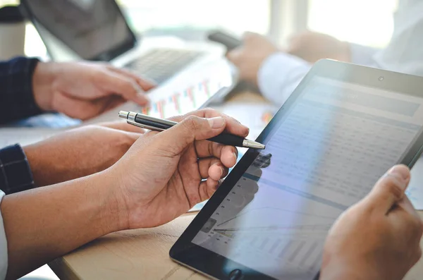 Geschäftsleute Arbeiten Hart Indem Sie Den Stift Auf Dem Tablet — Stockfoto