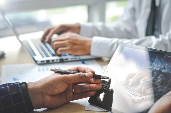 Geschäftsleute Arbeiten Hart Indem Sie Den Stift Auf Dem Tablet — Stockfoto