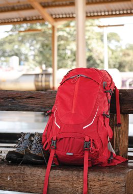 Bir tren istasyonunda gezginlerle birlikte sırt çantası, kamera, ayakkabı ve kişisel eşyalar..