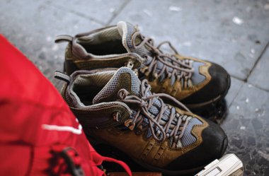 Tren istasyonunda seyahat fikirleriyle dolu sırt çantaları, ayakkabılar, kameralar..