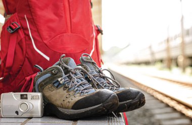 Tren istasyonunda seyahat fikirleriyle dolu sırt çantaları, ayakkabılar, kameralar..