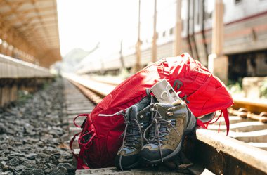 Tren istasyonunda seyahat fikirleriyle dolu sırt çantaları, ayakkabılar, kameralar..