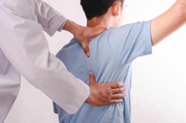 Doktorlar gençlere fizik tedavi uyguluyor ve omuz sorunları olan hastalara tavsiyelerde bulunuyorlar..