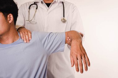 Doktorlar gençler için fizik tedavi uyguluyor ve kollarında sorun olan hastalara danışmanlık yapıyor..