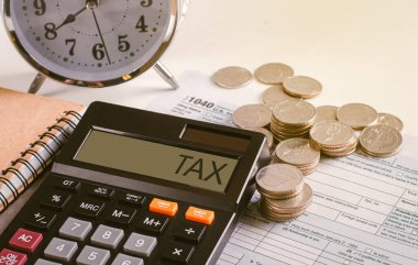 Borç tahsilatı ve vergi sezonu konsepti notlar, hatırlatma, saat, teslim tarihi, para, banka, hesap makinesi masada, arka planda, ödeme zamanı konsepti