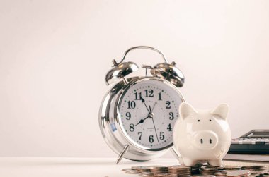 Borç tahsilatı ve banka parası teslim tarihi ile vergi sezonu kavramı, masada hesap makinesi, arka plan, ödeme zamanı kavramı