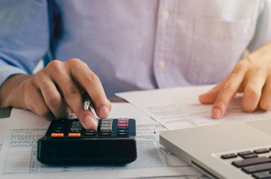 Muhasebeci, iş adamı ya da hesaplamalar yapan bankacı. işletme finans, muhasebe, bankacılık, vergi konularında