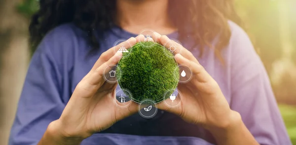 Aarde Tijd Van Natuur Menselijke Handen Met Een Icoon Van — Stockfoto