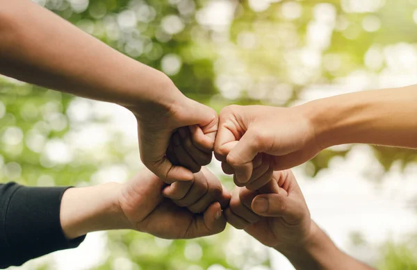 Persone Uniscono Forze Concetto Mano Mano Creare Unità Gruppo Persone — Foto Stock