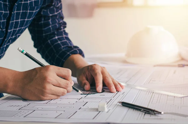 Schreibtisch Einem Modernen Büro Arbeiten Zwei Bauingenieure Bauplänen Und Diskutieren — Stockfoto