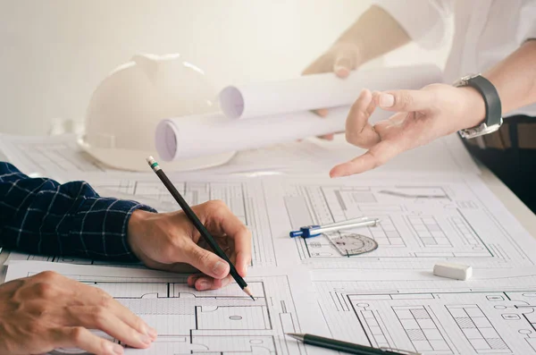 Vista Perto Dos Planos Dos Engenheiros Serem Discutidos Com Arquiteto — Fotografia de Stock