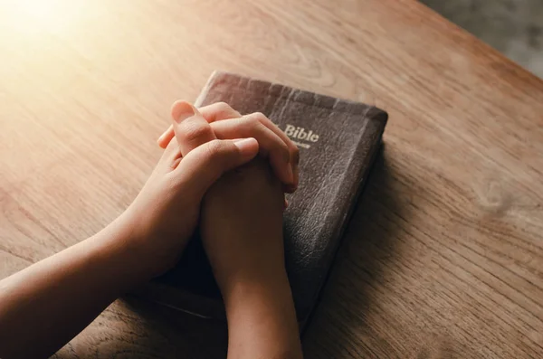 Niña Sentada Orando Por Las Bendiciones Dios Con Biblia Las — Foto de Stock