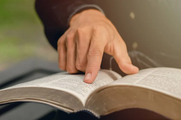 Joven Señalando Tema Bíblico Leyendo Biblia Los Domingos Para Recibir — Foto de Stock