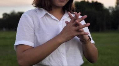 Kadın, Tanrı 'ya dua ederek dua ediyor. Karanlık odada Tanrı' nın lütfu için ellerinle dua ediyor..